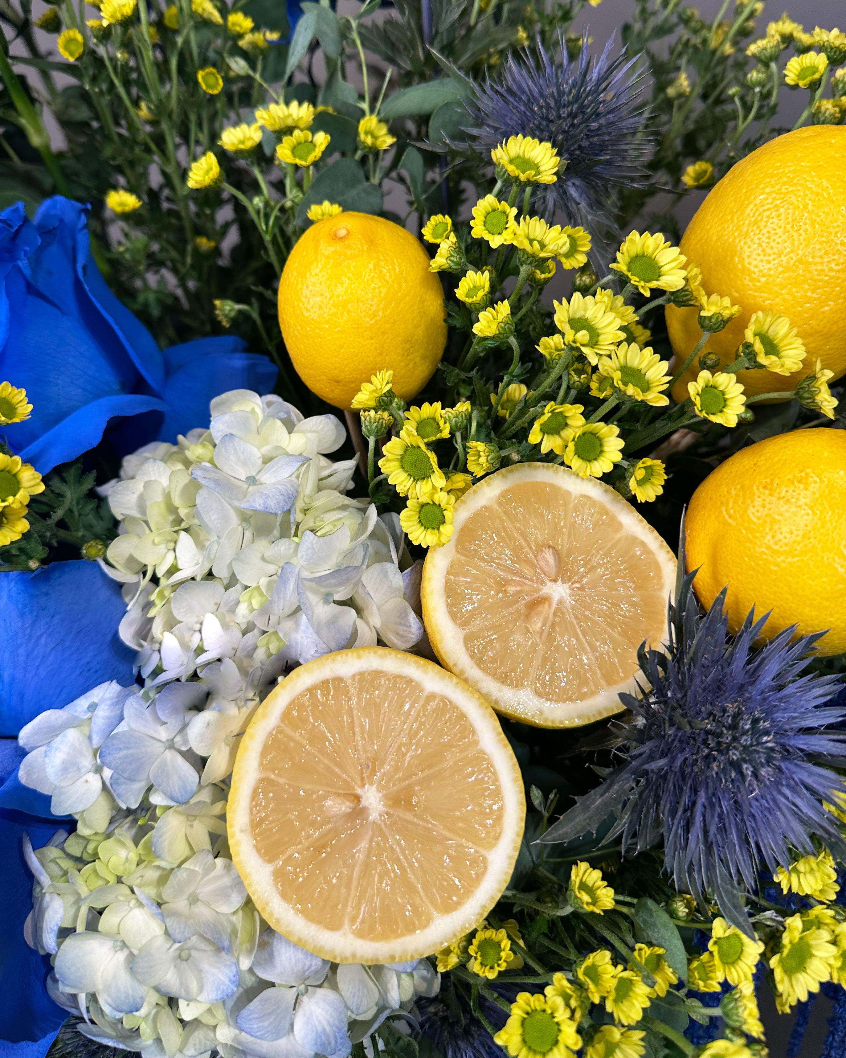Lemon Kiss Blue Roses
